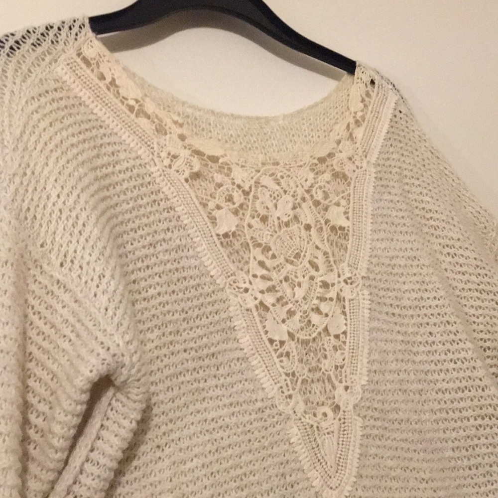 HOLLISTER cream sweater delicate detailing knit